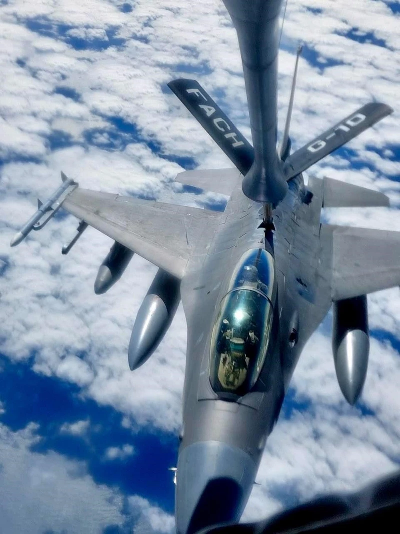 F-16D Block 40 del 311th Fighter Squadron �Sidewinders� de la United States Airforce (USAF) se reabastece de combustible desde un KC-135 Stratotanker de la Fuerza A�rea de Chile (Foto: FACh)